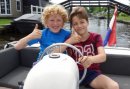 Kinderen die een bootje varen in Giethoorn