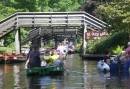 Bootje varen door Giethoorn