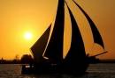 Prachtige zonsondergang op het water