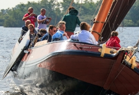 Bedrijfsuitje Skutsjesilen met Barbecue in Friesland - Neem de touwtjes in handen of ontspan op het dek