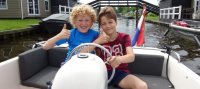 Kinderen die een bootje varen in Giethoorn