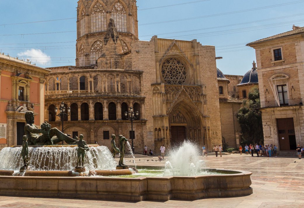 Cultureel bedrijfsuitje in Valencia - Bike Tour, Stadswandeling en Paella Diner