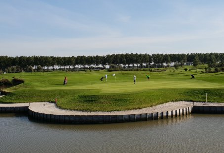 3-daags Exclusief Golfarrangement - Wegdromen in een Kerk in Hoorn en 2x Golfen op 2 golfbanen