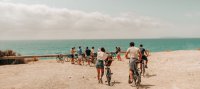 Alicante strand met fiets