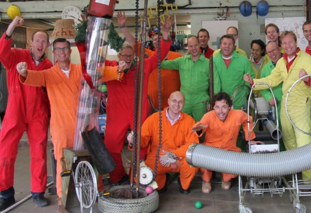 Super vriendenuitje - schrootstrijd - een hoop schroot en heel veel meer lol