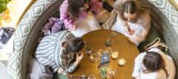 Gezellig samen tafelen in het hotel