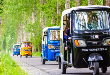 Meerdaags bedrijfsuitje Eindhoven - Ontdek de lichtstad per Tuk Tuk of Solex